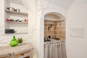 Geladeira, cooktop, cafeteira/chaleira