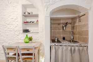 Fridge, stovetop, coffee/tea maker, cookware/dishes/utensils - GuestHost - Holiday Home Joy - Tiny & Central Studio (Ostuni)