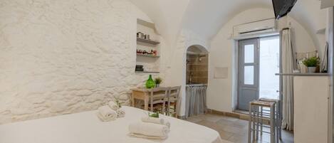 Iron/ironing board, WiFi, bed sheets