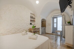 Silitysrauta/-lauta, Wi-Fi, vuodevaatteet