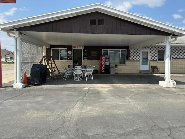 Exterior - The Fossil Butte Motel (Kemmerer)