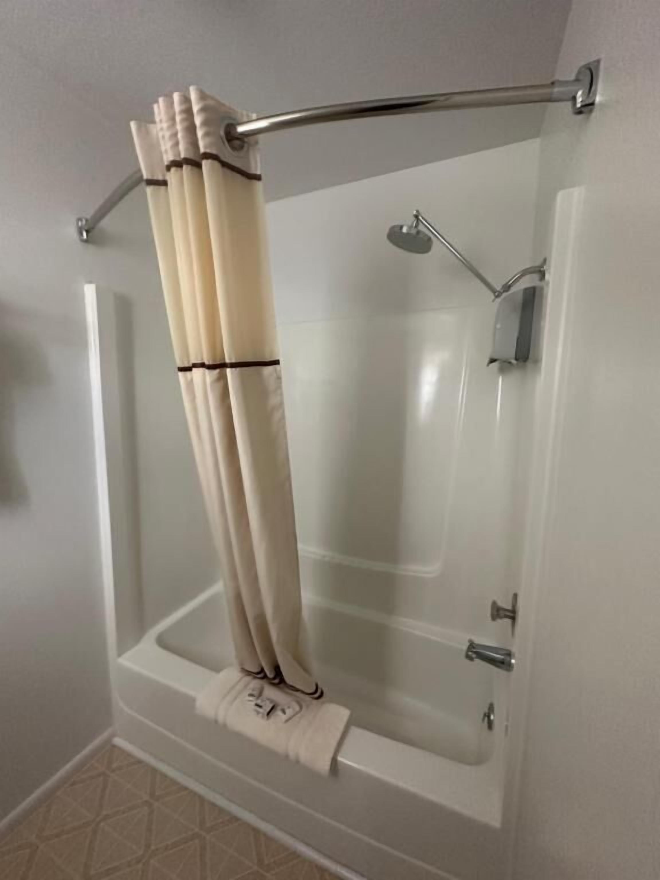 Combined shower/tub, free toiletries, hair dryer, towels