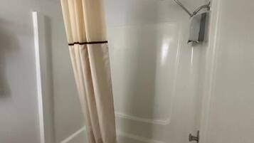 Combined shower/tub, free toiletries, hair dryer, towels