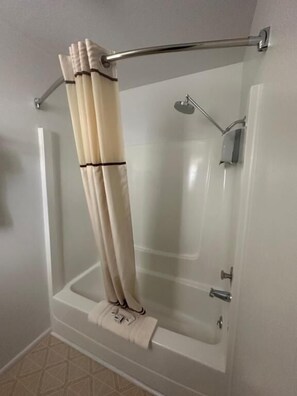 Bañera con ducha, artículos de tocador gratuitos, secador de pelo