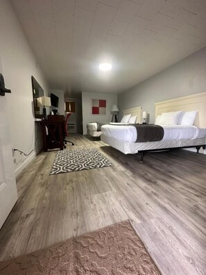 Habitación básica doble, 2 camas Queen size, para no fumadores | Escritorio, espacio para trabajar con laptop y wifi gratis 