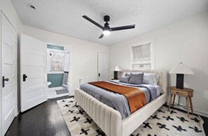 3 bedrooms, free WiFi, bed sheets - Spacious Home w/ Detached Studio in the HEART of HOUSTON (Houston)