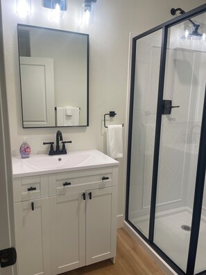Shower, hair dryer, towels, soap - Enjoyable 1-bedroom apartment with AC in charming Lathrop (Lathrop)