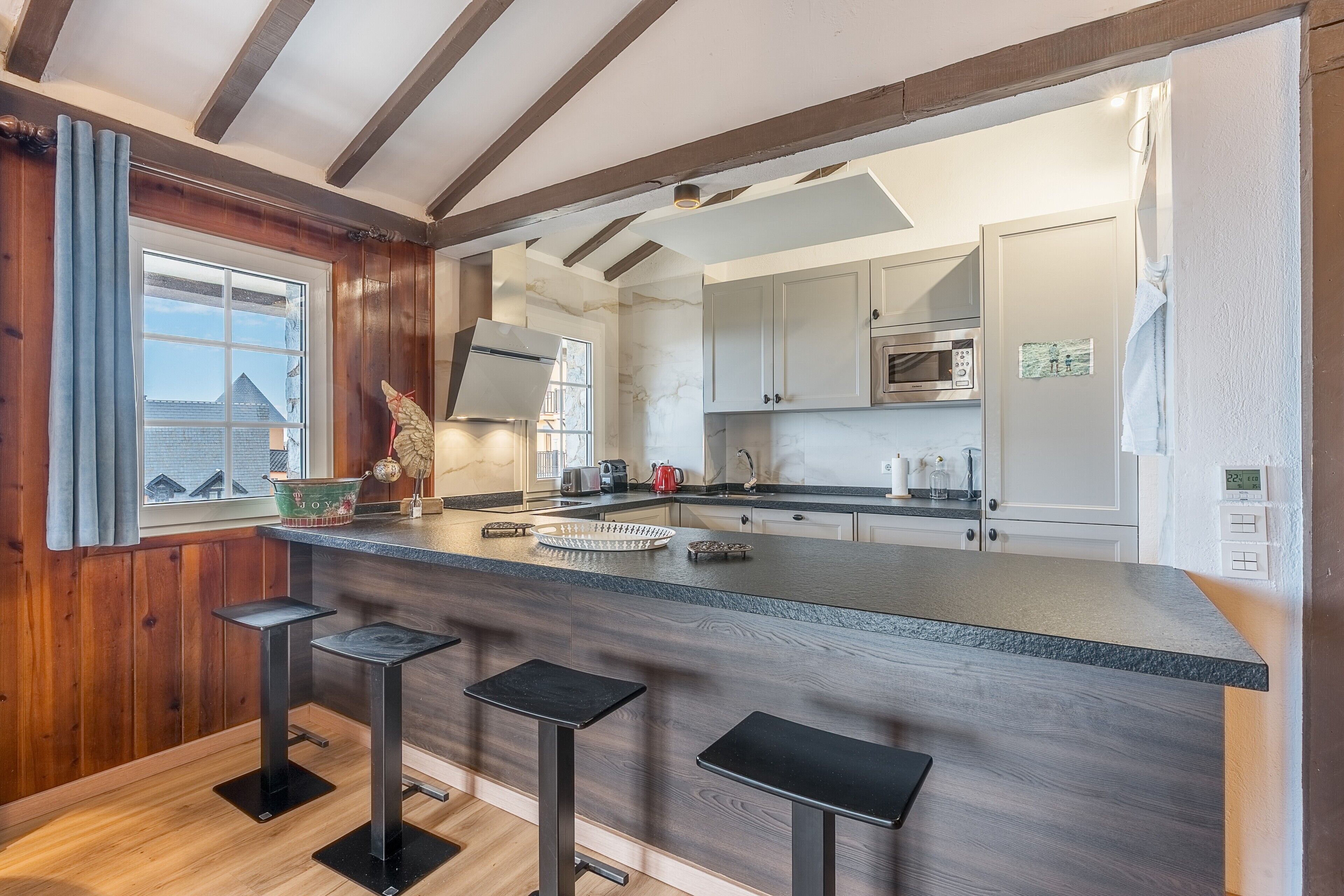 Jääkaappi, mikroaaltouuni, uuni, liesi