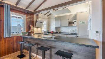 Jääkaappi, mikroaaltouuni, uuni, liesi