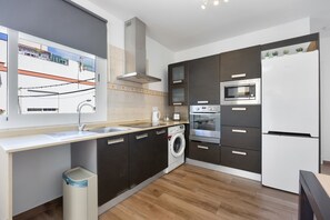 Køleskab, mikrobølgeovn, ovn, kogeplade