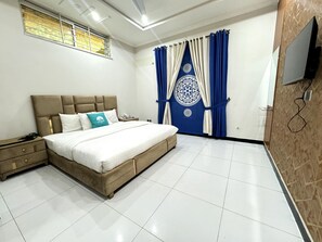 11 bedrooms, iron/ironing board, WiFi, bed sheets