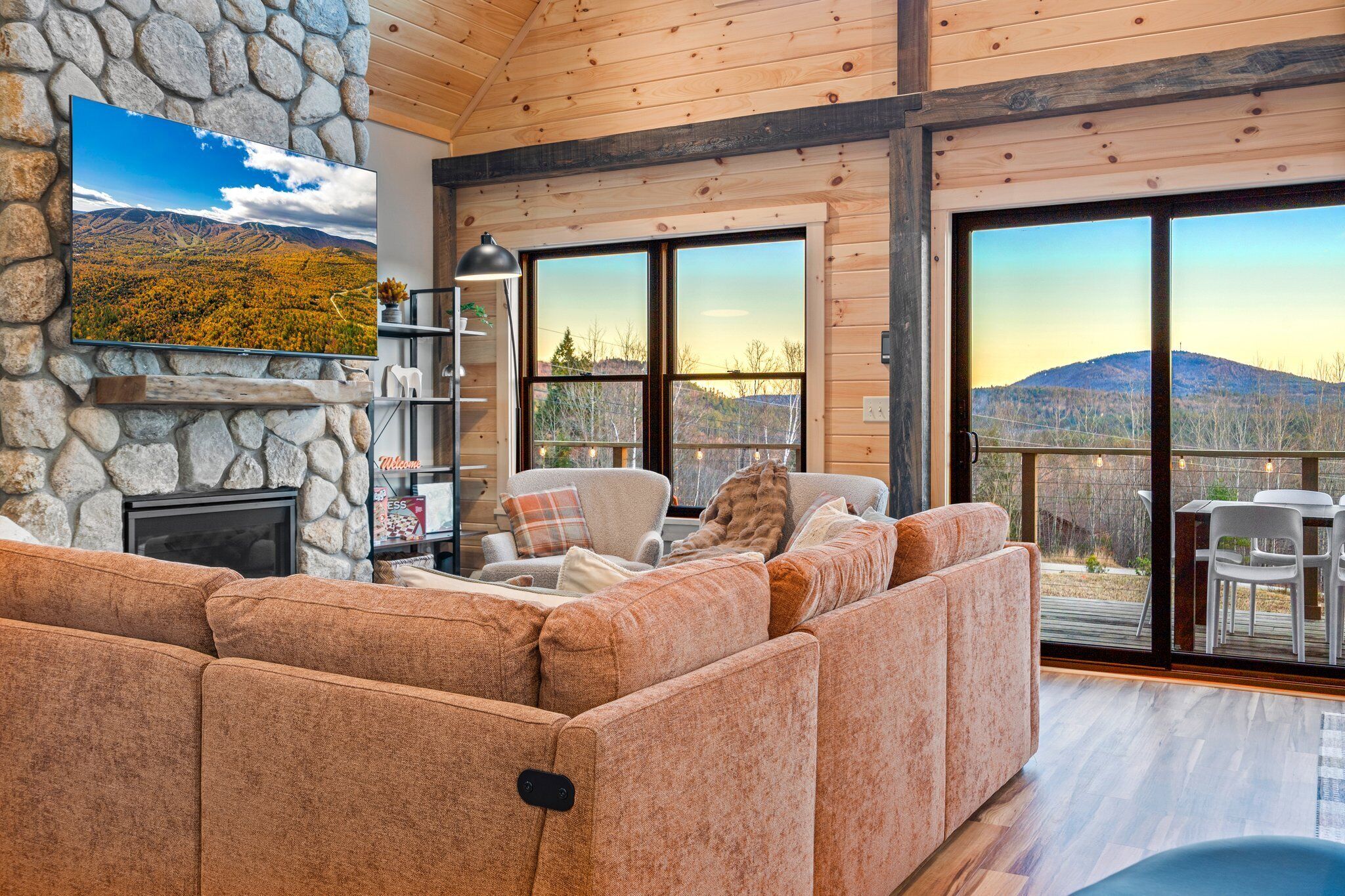 TV connectée, cheminée, jeux vidéo, livres