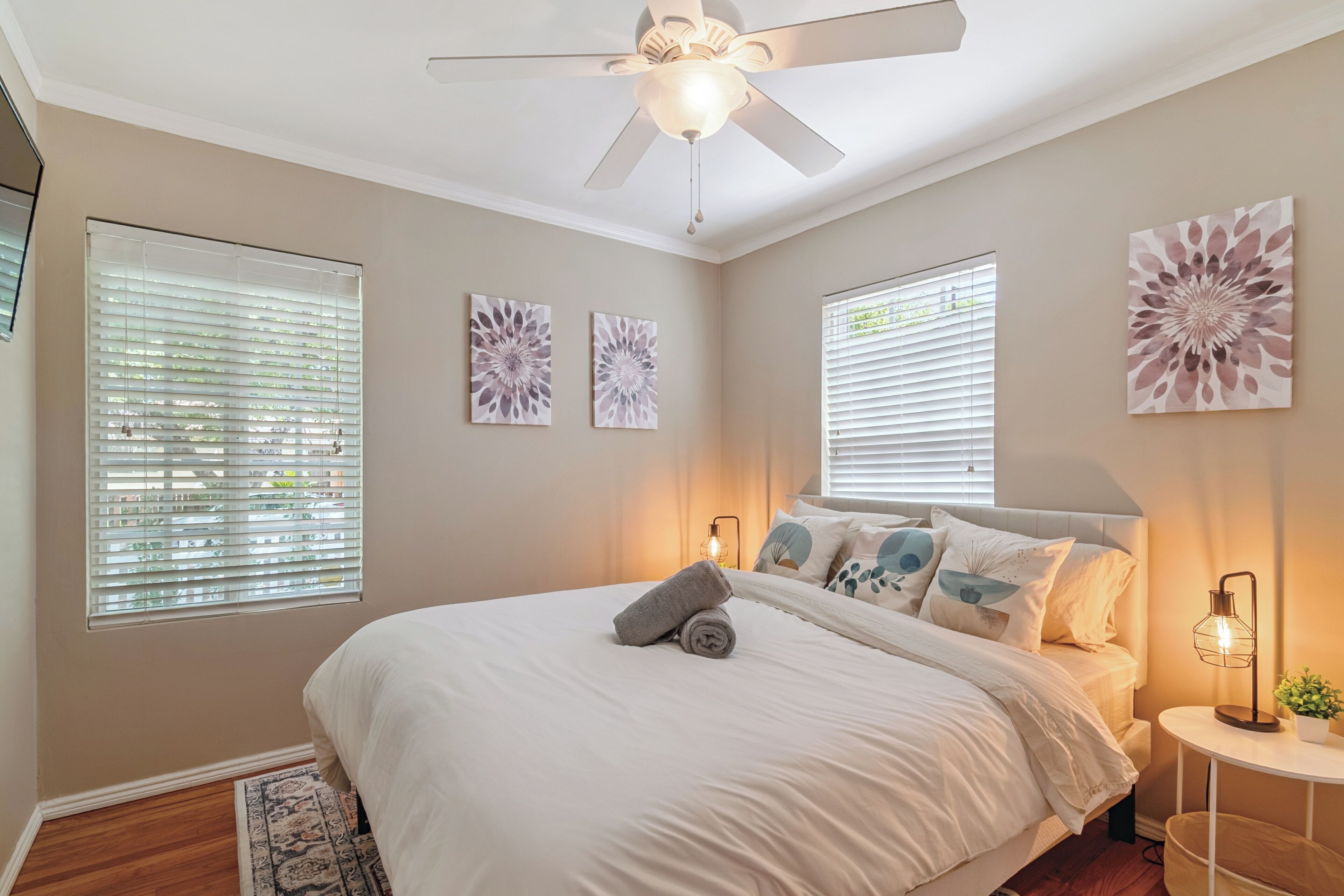 3 habitaciones, escritorio, tabla de planchar con plancha y wifi gratis 