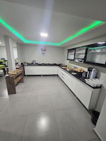 Café da manhã com buffet grátis todos os dias