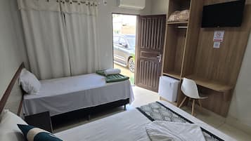 Quarto triplo, ar-condicionado | 1 quarto, espaço de trabalho para notebook