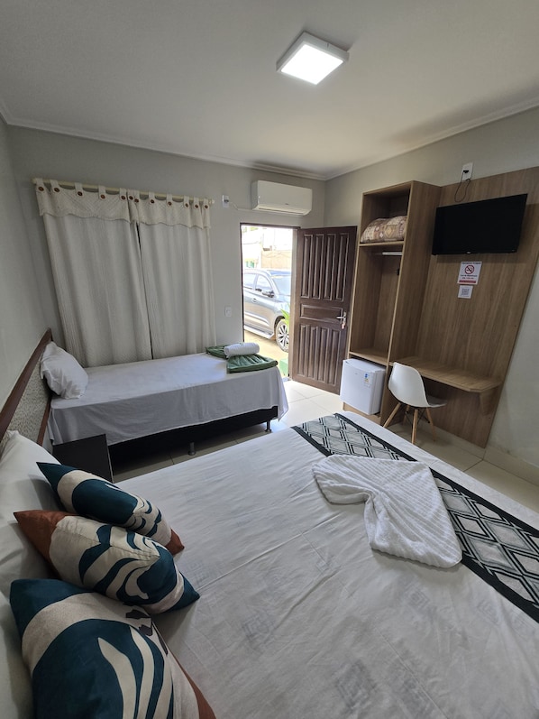 Triple Room, Air conditioning | Laptop workspace, iron/ironing board, free WiFi