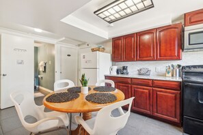 Interior - Brighton Retreat - Walk to Metro (Seattle)