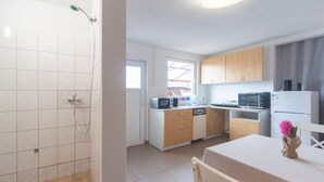 Una cocina moderna con armarios de madera, microondas, tostadora y refrigerador.
