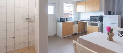Fridge, microwave, oven, cookware/dishes/utensils