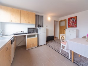 Fridge, microwave, oven, cookware/dishes/utensils - Vacation home Vltava by Interhome (Tyn nad Vltavou)