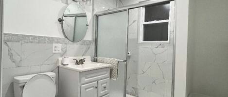 Een haardroger, handdoeken, zeep, toiletpapier