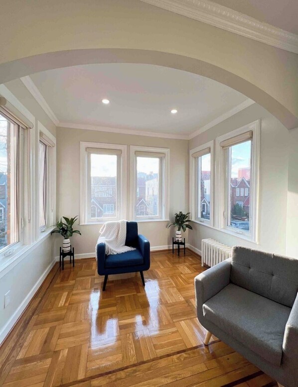 Living area - 2-bedroom apartment in charming Brooklyn with WiFi, AC. Start your adventure (Brooklyn)
