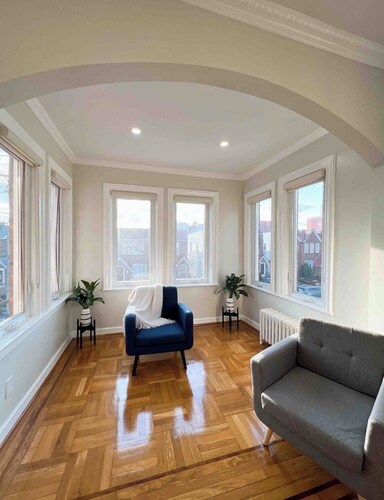2-bedroom apartment in charming Brooklyn with WiFi, AC. Start your adventure