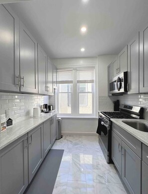 Private kitchen - 2-bedroom apartment in charming Brooklyn with WiFi, AC. Start your adventure (Brooklyn)