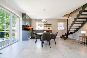 Unclassified image, 3 of 36, button