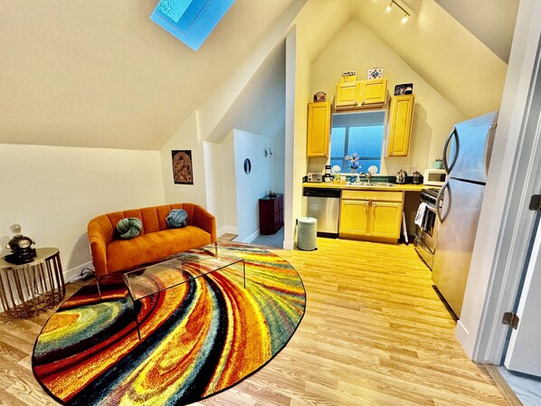 Smart TV, fireplace - The Retro Carriage House (Denver)