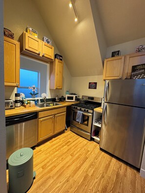 Fridge, microwave, oven, stovetop - The Retro Carriage House (Denver)