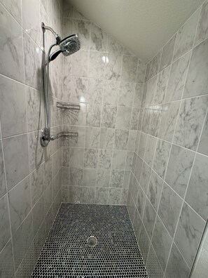 Dusche, Haartrockner, Handtücher, Seife