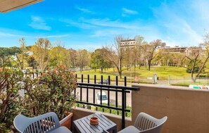 Suite estudio de lujo, balcón, vista al parque | Vista del balcón