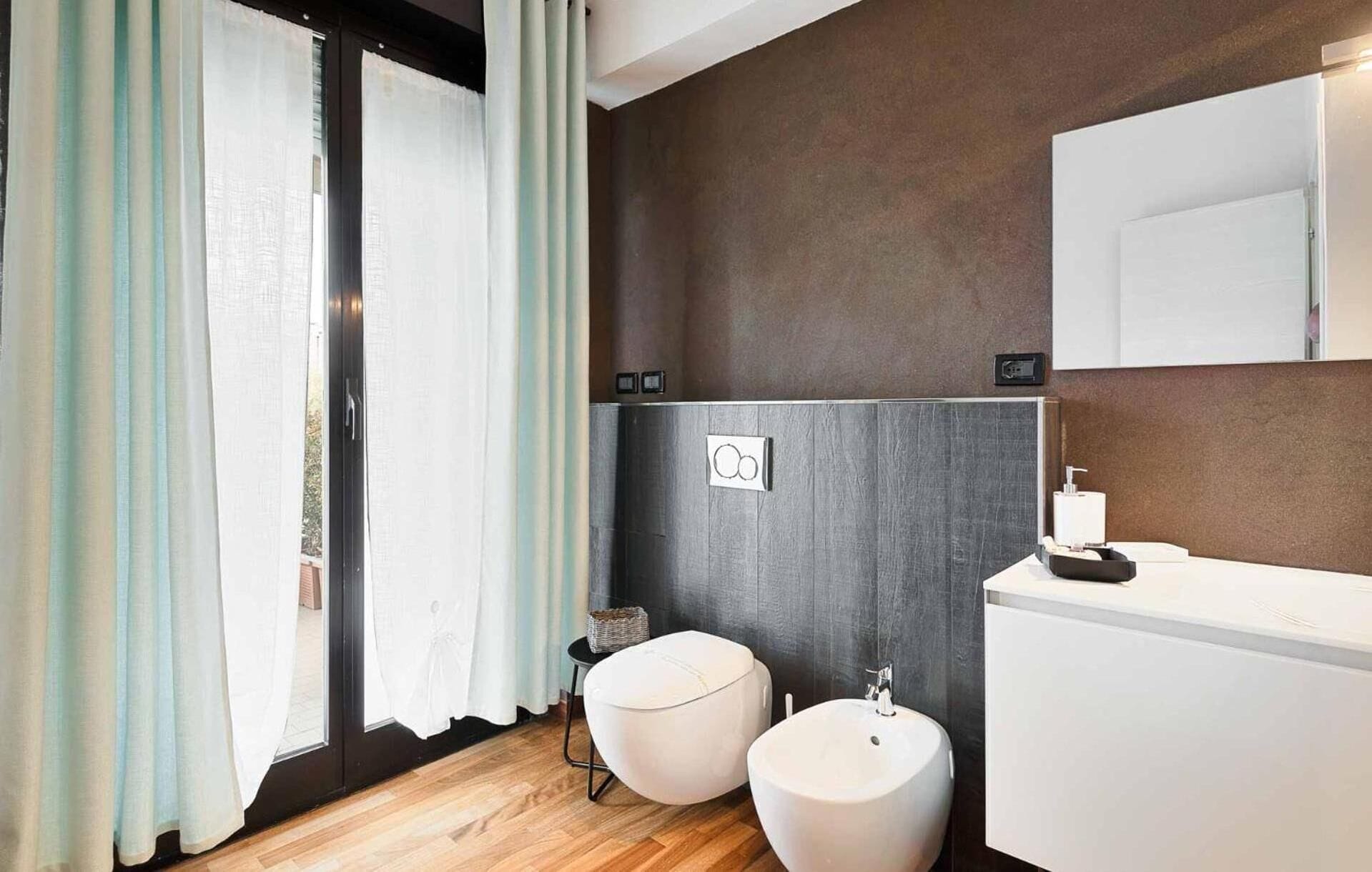 Luxe tweepersoonskamer, balkon, uitzicht op park | Badkamer | Gratis toiletartikelen, een haardroger, handdoeken, zeep