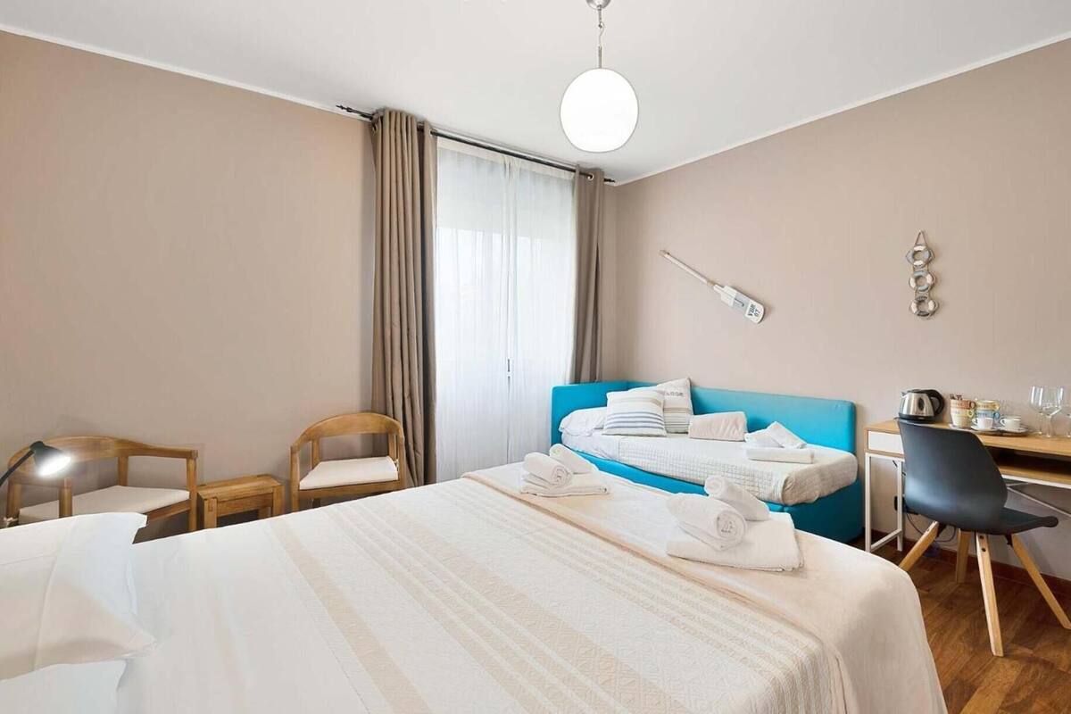 Une chambre d’hôtel équipée d’un lit, d’un bureau, d’une chaise et d’une machine à café.