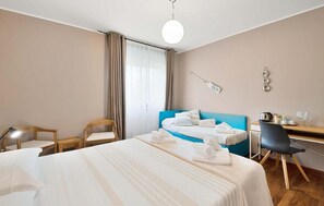 Habitación triple familiar, vista al parque | Caja de seguridad en la habitación y escritorio 