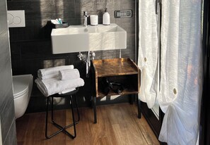 Studio Suite Cao cấp, ban công, quang cảnh công viên | Phòng tắm | Đồ dùng nhà tắm miễn phí, máy sấy tóc, khăn tắm, xà phòng 