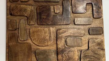 Un pannello di legno con diverse forme e texture geometriche.