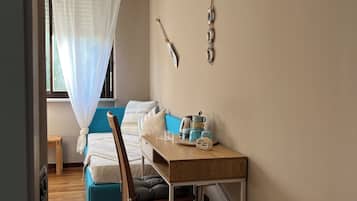 Tripla familiare, vista parco | Una cassaforte in camera, una scrivania, postazione laptop