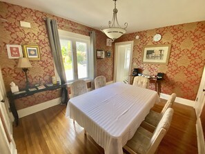 Dining - Entire guest suite in the Falls (Niagara Falls)
