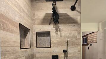 Regadera, secadora de cabello, toallas, jabón