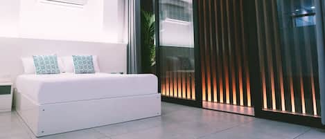 Business Room, 1 Katil Ratu (Queen), Balcony | Wi-fi percuma, cadar katil, akses kerusi roda