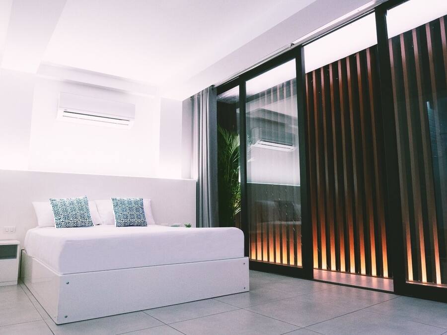 Business Room, 1 Queen Bed, Balcony | Free WiFi, bed sheets, wheelchair access