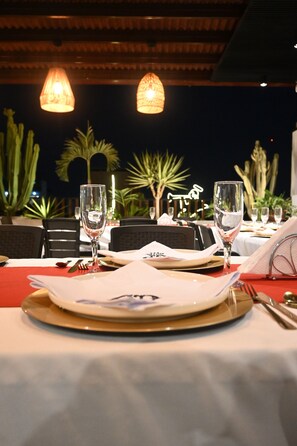 Petit déjeuner, déjeuner et dîner servis sur place