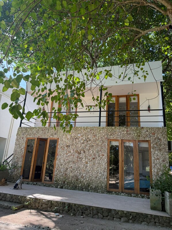 Exterior detail - Earth bomb Susurros del Mar Cabin (Bolívar)