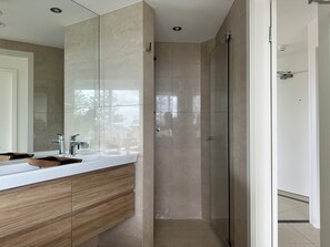 Shower, hair dryer, towels, soap - Stunning 2 Bed Apartment in Best Beachfront Location (Manly)