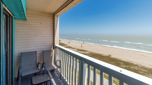 Un balcon avec vue sur la plage.