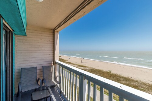 1-bedroom condo in delightful Corpus Christi with WiFi, AC, Beachfront balcony