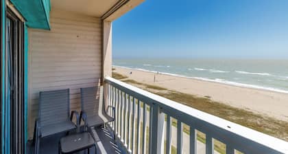 1-bedroom condo in delightful Corpus Christi with WiFi, AC, Beachfront balcony