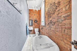 Een haardroger, handdoeken, zeep, toiletpapier